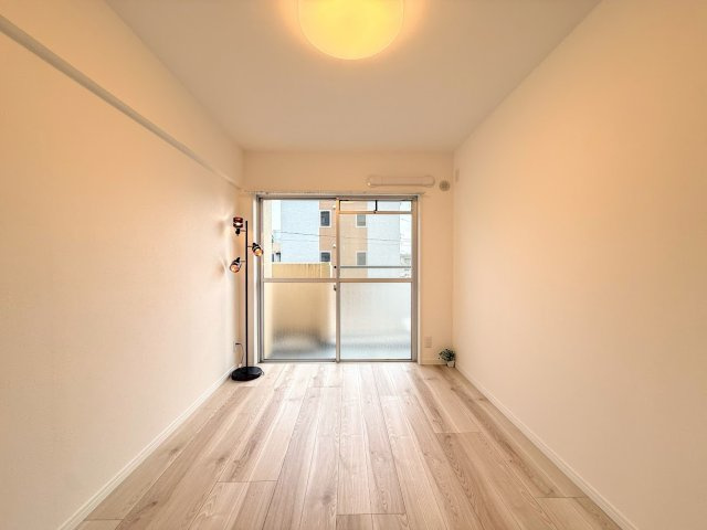 東戸塚ヒミコマンションの洋室|◆気持ちの良い風が室内へ入り込む居室。家具を配置しても広々ご利用いただけます！！