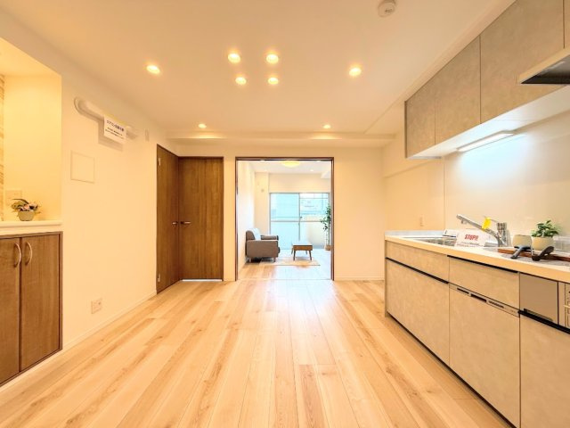 東戸塚ヒミコマンションの居間・リビング|◆ご家族の会話がはずむ、開放的なＬＤＫです。休日はお陽さまの光をたっぷりととりこめるぽかぽかリビングで過ごしませんか？