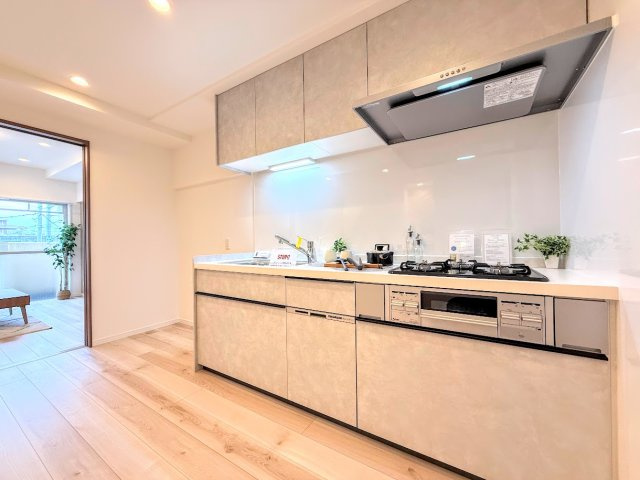 東戸塚ヒミコマンションのキッチン|◆デザイン性と機能性を兼ね備えたキッチンです。リビングスペースとの一体感が生まれ、広々空間を演出してくれます。