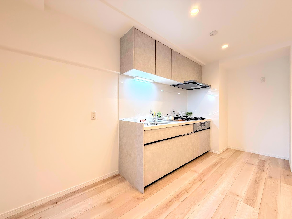 東戸塚ヒミコマンションのキッチン|◆ご家族みんなで調理ができる位のスペースを実現したキッチン空間となっております。みんなで作った料理を召し上がりながらの会話は、どのような物になるのでしょうか。