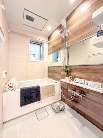 東戸塚ヒミコマンションの浴室|◆モダンデザインの空間が気持ちよさを高めてくれるバスルーム。すっきりとした清潔感の中に都会的なセンスが感じられ、心身をリフレッシュできる寛ぎを深めてくれるスペースです。