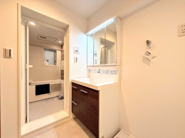 東戸塚ヒミコマンションの独立洗面台|◆毎日使う場所だから、機能的で使いやすさに配慮したパウダールーム。すっきりと使えるように収納も豊富にご用意しています。