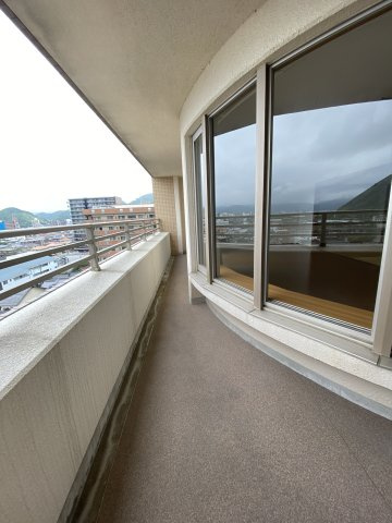 オーヴィジョン黄金ステーションサイドのバルコニー|暖かな日差しのふりそそぐバルコニー