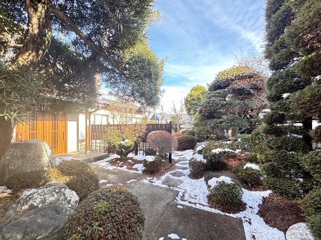 【中古戸建】太田市藪塚町の庭|■庭｜お庭から季節の移ろいを感じることが出来ます♪一年中飽きることなく住みながら楽しめる住まいです♪