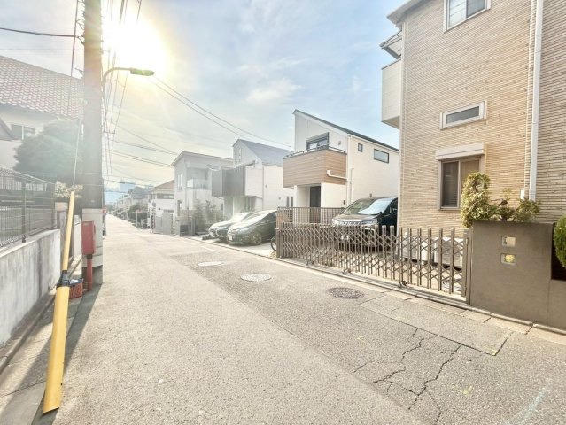 大田区田園調布本町　中古戸建の前面道路含む現地写真|2026.02.05撮影

現地ご見学希望・資料請求などお気軽にお問い合わせ下さい！
03-5990-5201