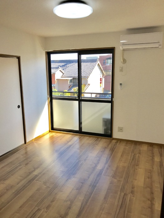 ヴィラ・ロワイヤル参番館の居間・リビング