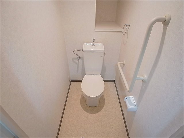 サンヴェール神戸のトイレ|トイレ、小物棚に手すりも付いてます