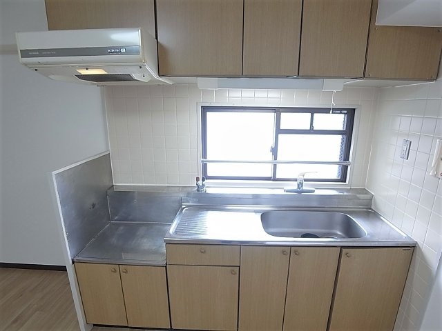 サンヴェール神戸のキッチン|窓付きガスキッチン、広めです