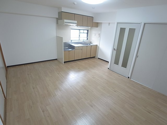 サンヴェール神戸の居間・リビング|リビング、窓が有り風通しも良好です