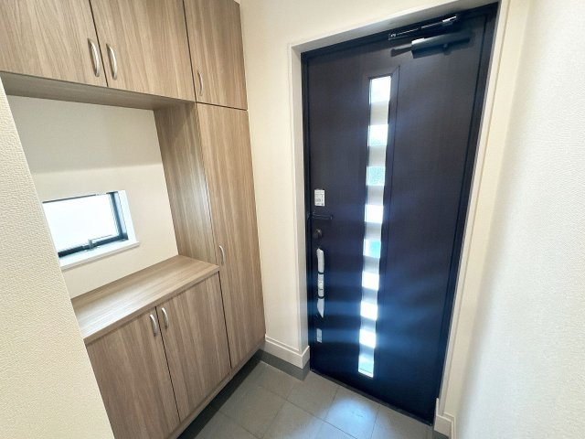 【玄関】 | ふじみ野市鶴ケ舞1丁目　新築一戸建住宅　全1棟　(ふじみ野店) | シューズボックス完備につき、玄関周りもすっきりと片付きます！
