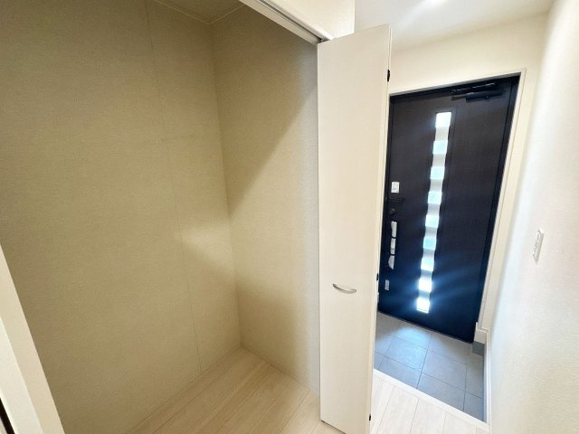 【収納】 | ふじみ野市鶴ケ舞1丁目　新築一戸建住宅　全1棟　(ふじみ野店) | 掃除用品や季節用品も片付くホール収納完備！