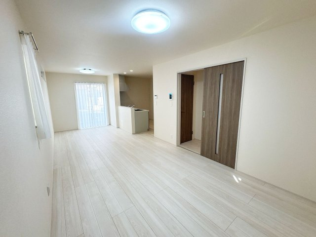 【居間・リビング】 | ふじみ野市鶴ケ舞1丁目　新築一戸建住宅　全1棟　(ふじみ野店) | 16.5帖の広々LDK、ゆったりとしたリビングは家族の憩いの場にぴったりです！