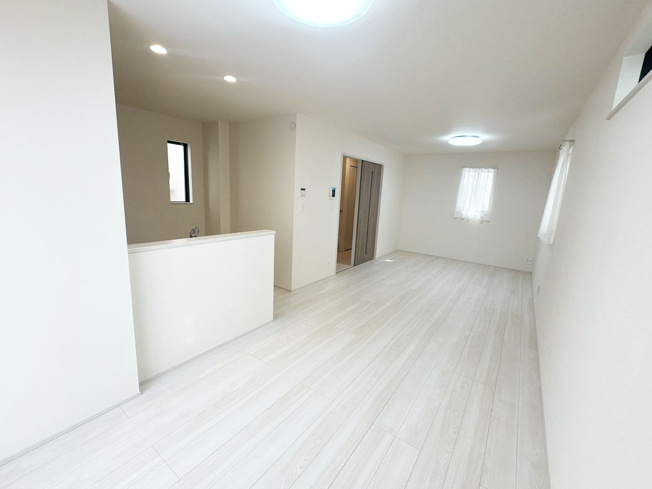 【居間・リビング】 | ふじみ野市鶴ケ舞1丁目　新築一戸建住宅　全1棟　(ふじみ野店) | 明るい陽が差し、家具が配置しやすい間取りです。