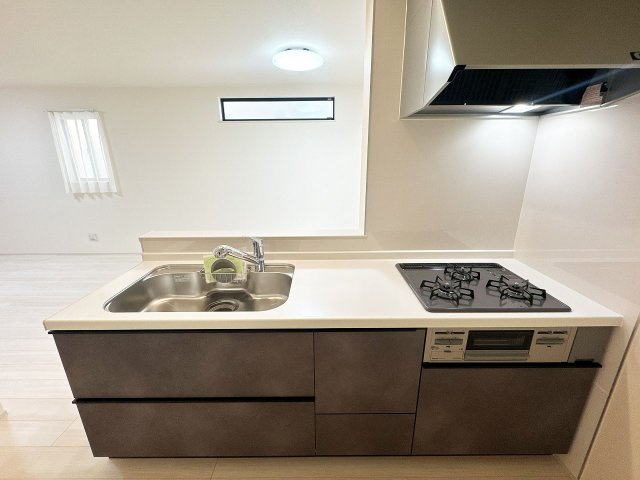 【キッチン】 | ふじみ野市鶴ケ舞1丁目　新築一戸建住宅　全1棟　(ふじみ野店) | リビングの様子が見渡せる人気の対面式キッチンです。