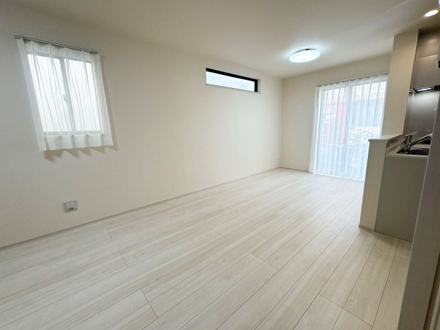 【居間・リビング】 | ふじみ野市鶴ケ舞1丁目　新築一戸建住宅　全1棟　(ふじみ野店) | 全居室カーテンレール付です！