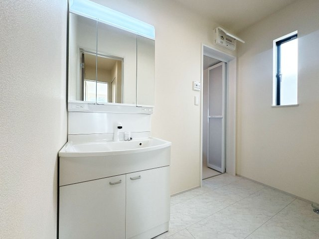 【独立洗面台】 | ふじみ野市鶴ケ舞1丁目　新築一戸建住宅　全1棟　(ふじみ野店) | 身支度に便利な3面鏡のシャワー付き洗面台完備！