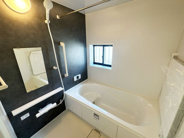 【浴室】 | ふじみ野市鶴ケ舞1丁目　新築一戸建住宅　全1棟　(ふじみ野店) | 1坪タイプのゆったりとおくつろぎできる浴室。浴室暖房乾燥機付きで雨の日のお洗濯も安心です！