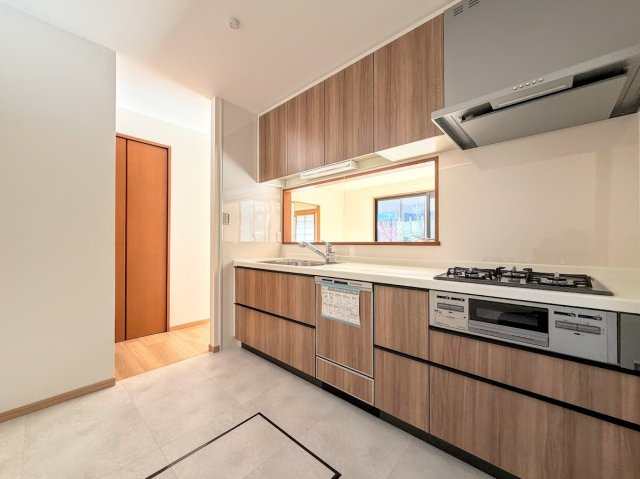 栄区野七里　中古戸建て　第1のキッチン|◆キッチンからダイニングやリビングが見渡せるキッチン。料理をしながら家族とコミュニケーションをとれるだけでなく、大きな開放感も得られることができます。