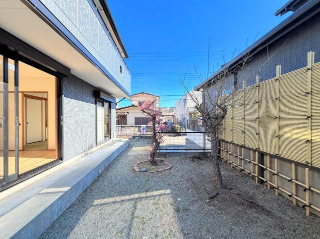 栄区野七里　中古戸建て　第1の庭|◆陽あたりの取れた大きなお庭が本物件の特徴です。ウッドデッキやタイルテラス等、ライフスタイルに合わせて可変可能なため、夢が膨らみますね。