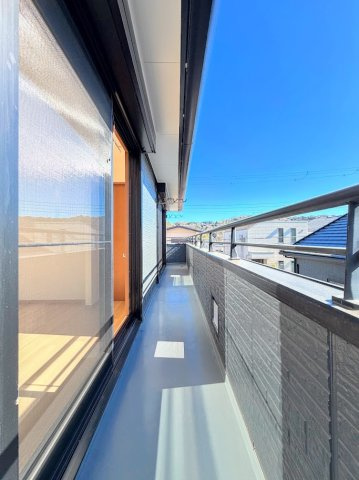 栄区野七里　中古戸建て　第1のバルコニー|◆気持ちの良い空が見渡せる広いバルコニー。爽やかな風を感じて、心躍る素敵な暮らしがはじまります。通風・採光にも優れ、心地よい光と風があふれています。