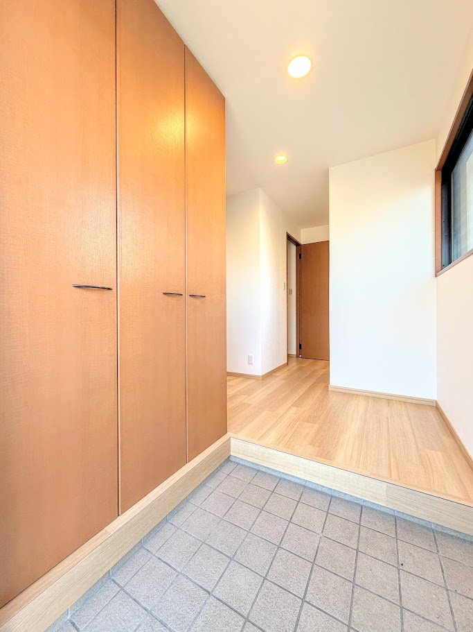 栄区野七里　中古戸建て　第1の玄関|◆明るい玄関です！散らかりやすい玄関もスッキリする大容量のシューズボックス付き。