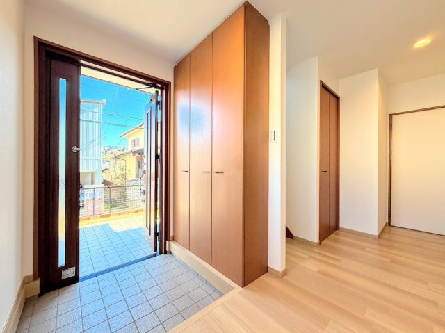 栄区野七里　中古戸建て　第1の玄関|◆光の渦が溢れた明るい玄関ホール。「おかえり」と「ただいま」が交差するお家の顔とも言える場所は爽やかで心地良い空間となっています。