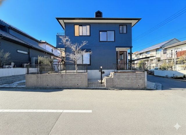 栄区野七里　中古戸建て　第1の外観|◆一戸建てを中心とした街並みが整然と続き、周辺は高い建物が建っていないので、緑の多い閑静な趣を感じる環境です。街並みや周辺環境も重要なポイントです！！