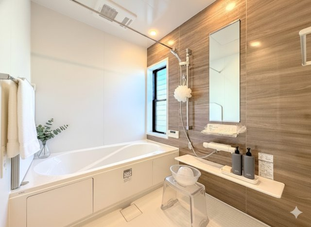 栄区野七里　中古戸建て　第1の浴室|◆お子様と一緒にバスタイムを楽しめる広々空間。浴室乾燥機付で心地よいバスタイムを実現します。