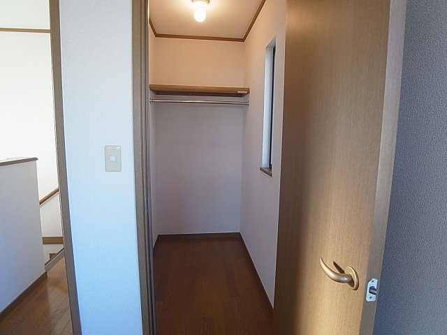 高山テラスハウスの収納|奥行きの有るウォークインクローゼット