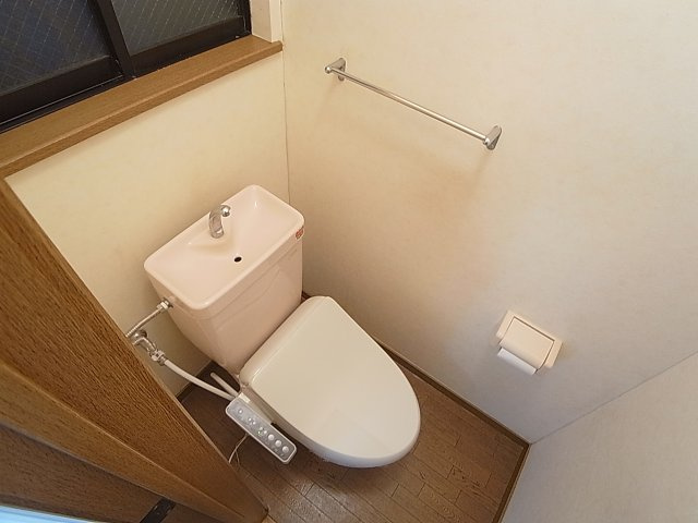 高山テラスハウスのトイレ|温水洗浄付きトイレ、小窓付き