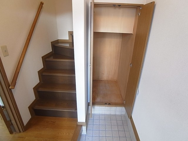 高山テラスハウスの玄関|玄関開けると、ゆったりスペース収納も完備