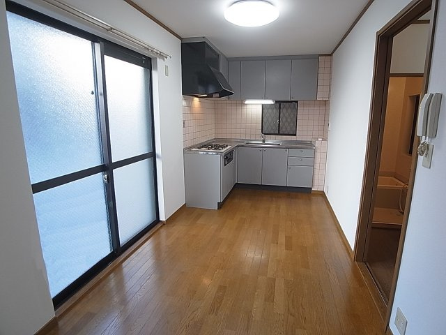 高山テラスハウスの居間・リビング|照明器具も付いた綺麗なダイニング