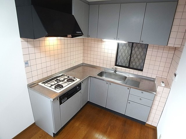 高山テラスハウスのキッチン|システムキッチン、3口ガスコンロL字型です