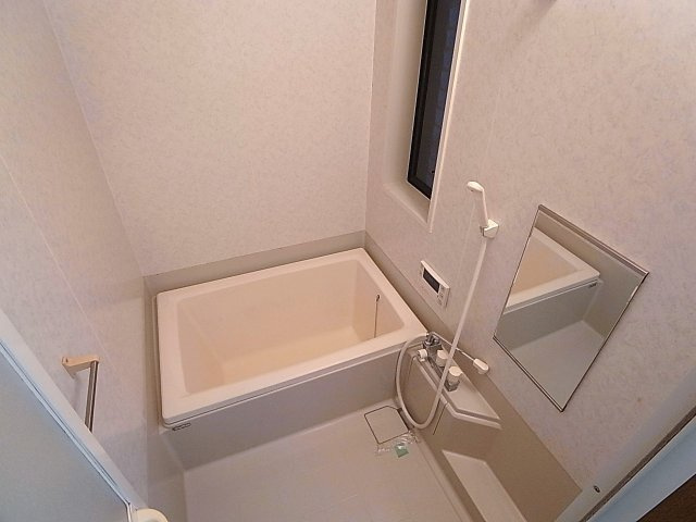 高山テラスハウスの浴室|追炊き付きお風呂、小窓も付いてます