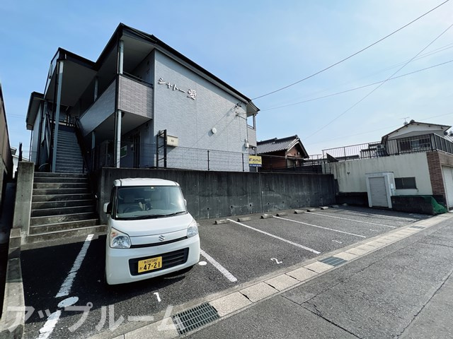 シャトー愛の駐車場