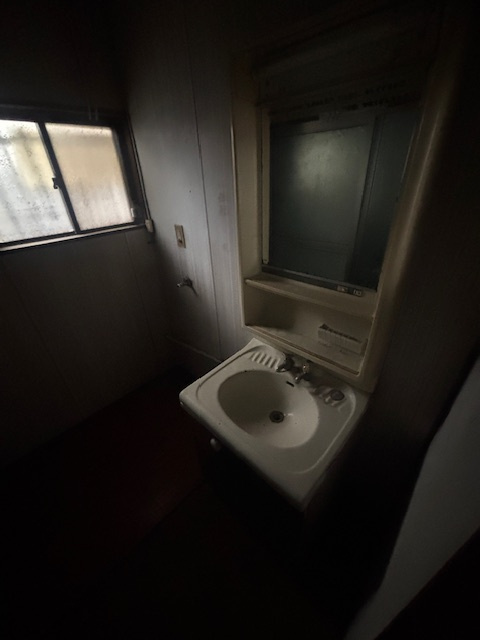 妻崎開作売り土地建物の洗面所|明るい洗面所です