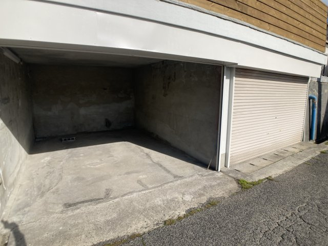 Cozy鈴東ハイツⅠの駐車場|シャッター付きの駐車場