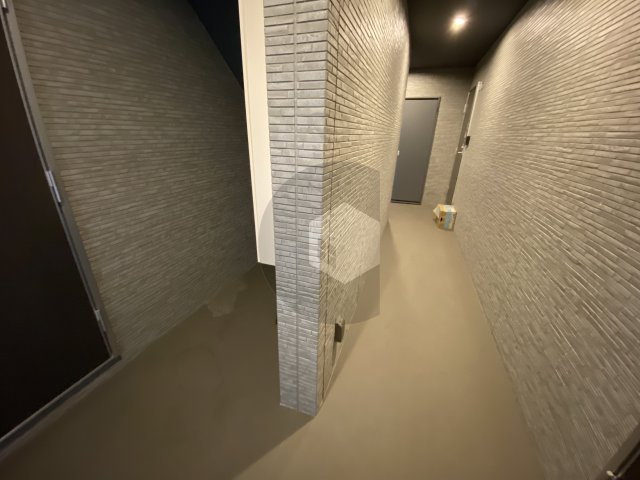 badge tomoi Est3のロビー