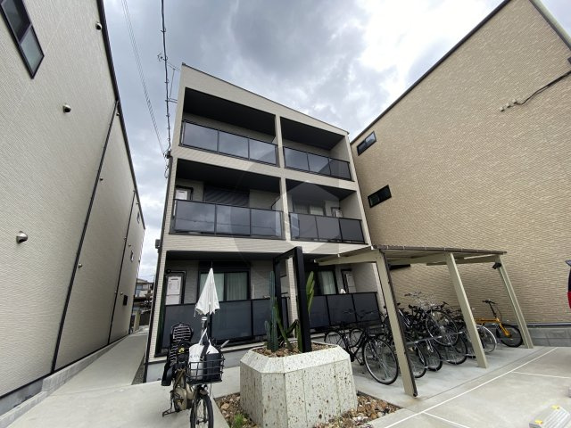 badge tomoi Est3の外観