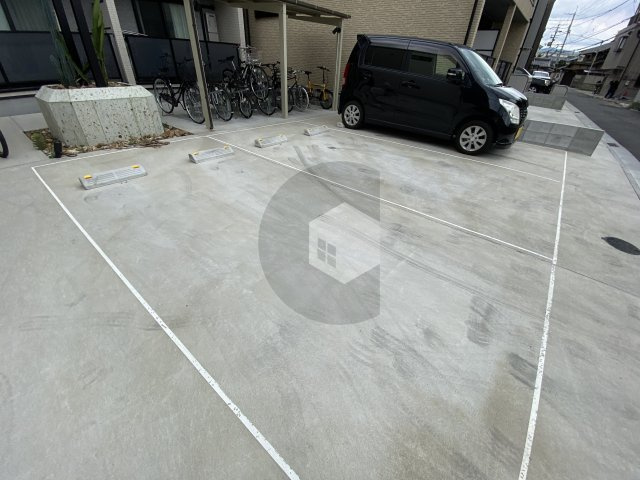 badge tomoi Est3の駐車場