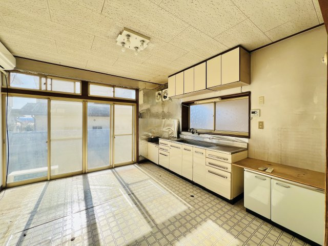 高崎市箕郷町のキッチン|陽当たりも良く、作業スペースも広いダイニングキッチン♪