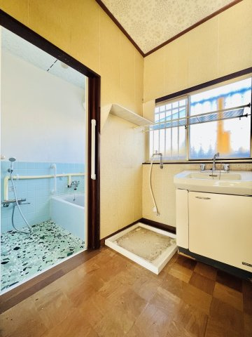 高崎市箕郷町の独立洗面台|朝のお支度も余裕が持てる広々洗面脱衣所。