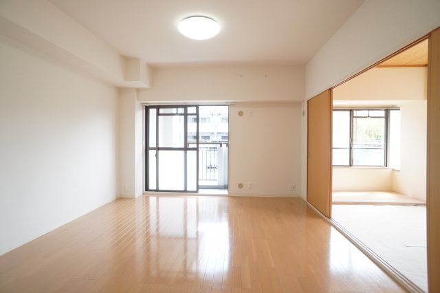 グランドパレス学園前の居間・リビング