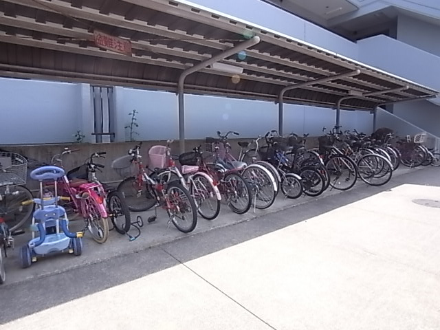 グランドパレス学園前の駐車場