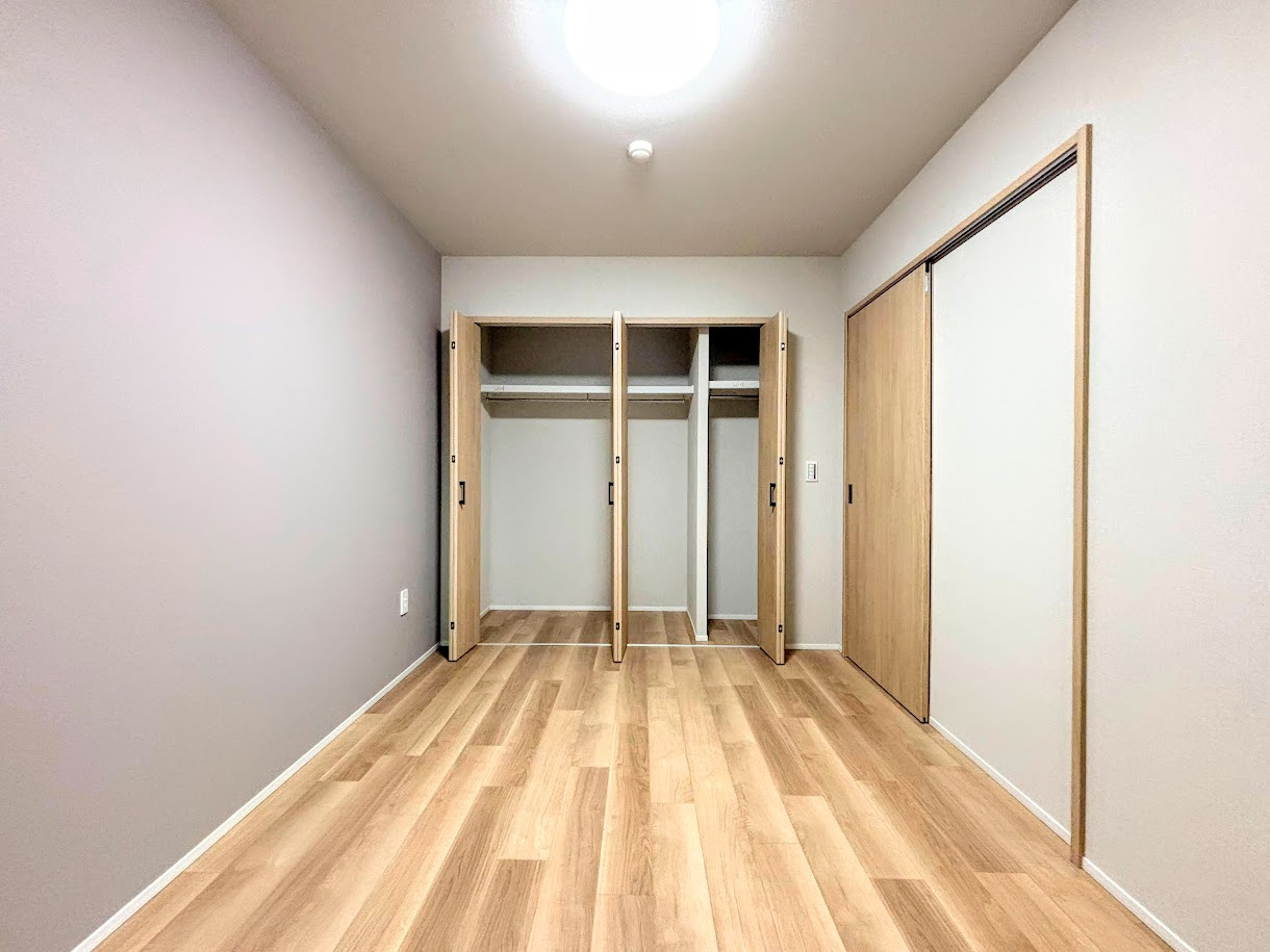 ルネ横浜戸塚の洋室|◆室内はいつも明るい印象なので気持ちの良い朝を迎えられます。各部屋にはクローゼットを完備しており、収納が多いお家はすっきりして快適空間です。
