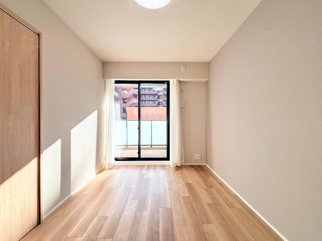 ルネ横浜戸塚の洋室|◆気持ちの良い風が室内へ入り込む居室。家具を配置しても広々ご利用いただけます！！
