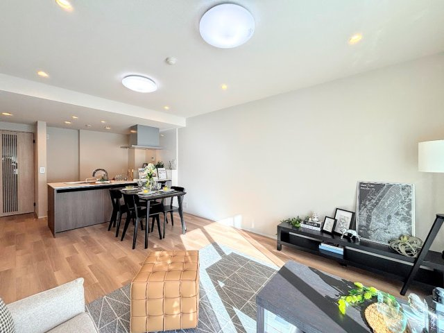 ルネ横浜戸塚の居間・リビング|◆広々としたリビング・ダイニングは、シックでモダンな内装。落ち着いた雰囲気に包まれて、伸びやかな空間のなかで、ゆったりと家族団らんのひとときを過ごせます。
