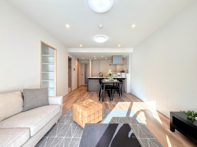 ルネ横浜戸塚の居間・リビング|◆家族で食卓を囲むダイニングスペースと、ソファでゆったりくつろぐリビングスペースがしっかり区切られているので家具の配置や用途を使いわけしやすいです。
