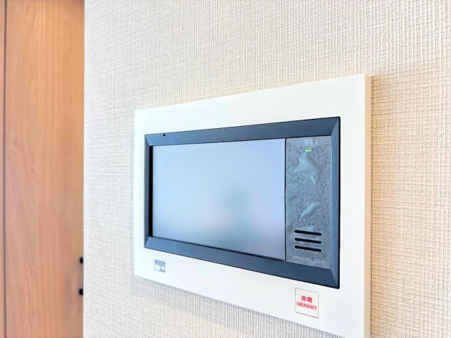 ルネ横浜戸塚のセキュリティ|◆玄関に行かなくても来訪者が確認でき、ハンズフリーで会話をすることが出来ます。モニターを確認する事によって防犯効果も高まります。
