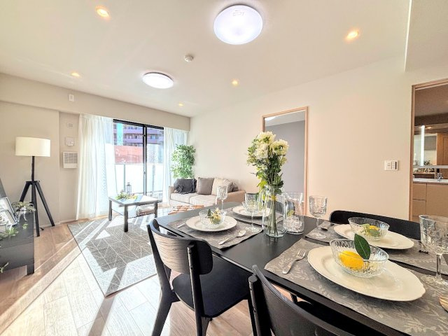 ルネ横浜戸塚の居間・リビング|◆ご家族の会話がはずむ、開放的なＬＤＫです。休日はお陽さまの光をたっぷりととりこめるぽかぽかリビングで過ごしませんか？
